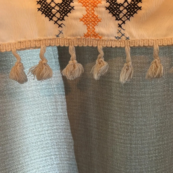 Adorable size medium sleeveless blouse with cross stitching, and fringe - Picture 3 of 4